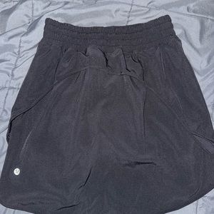 Black lululemon hotty hot skirt size 4